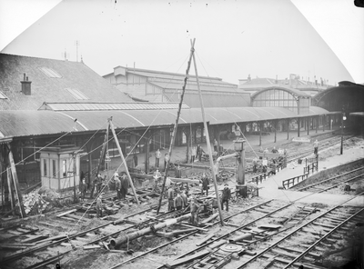 40548 Afbeelding van de werkzaamheden op het emplacement bij het Centraal Station te Utrecht in verband met de ...